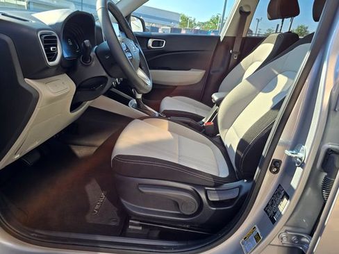 Used 2025 Hyundai Venue SEL FWD image 8