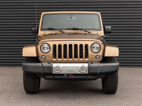 Used 2015 Jeep Wrangler Unlimited Sahara w/ Connectivity Group AWD/4WD image 5