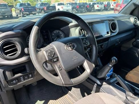 Used 2019 Toyota Tacoma TRD Sport AWD/4WD image 3