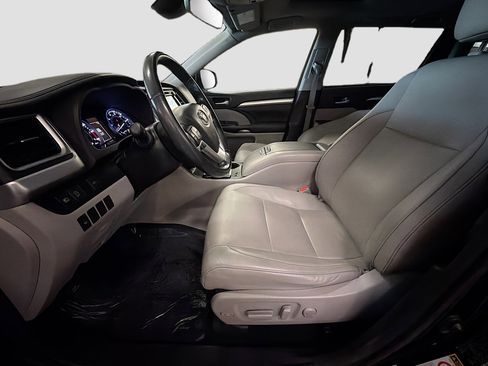 Used 2017 Toyota Highlander XLE w/ Carpet Mat Package AWD/4WD image 13