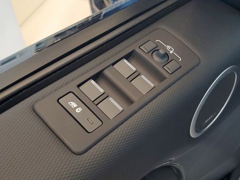 Used 2025 Land Rover Discovery Dynamic SE image 13