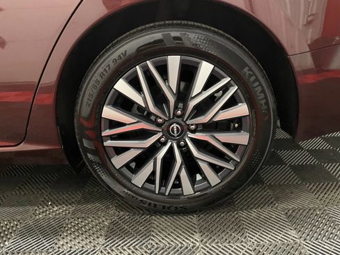 Used 2025 Nissan Altima 2.5 SV FWD image 11