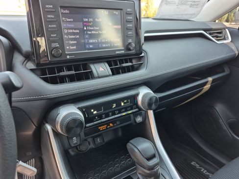 Used 2020 Toyota RAV4 LE AWD/4WD image 11