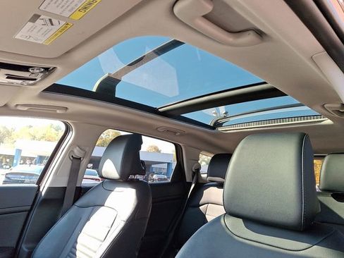 Used 2025 Kia Sportage SX image 17