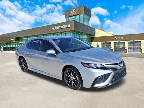 Used 2024 Toyota Camry SE image 3