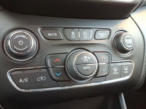 Used 2019 Jeep Cherokee Limited image 11