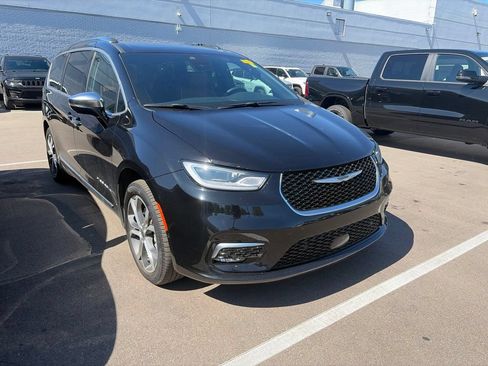 Used 2024 Chrysler Pacifica Pinnacle AWD/4WD image 3