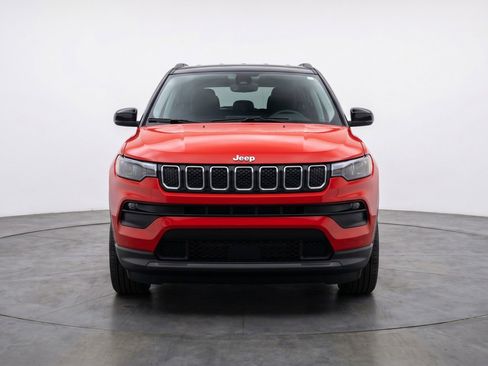 Used 2025 Jeep Compass Latitude AWD/4WD image 2
