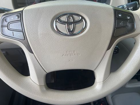 Used 2012 Toyota Sienna LE FWD image 22