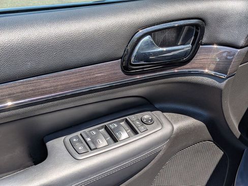 Used 2019 Jeep Grand Cherokee Overland AWD/4WD image 9