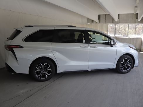 New 2026 Toyota Sienna Platinum AWD/4WD image 6