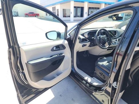 Used 2023 Chrysler Pacifica Touring-L image 16