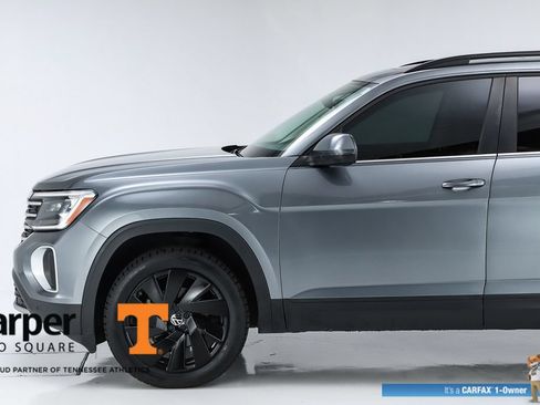 Used 2024 Volkswagen Atlas SE w/ Panoramic Sunroof Package FWD image 3