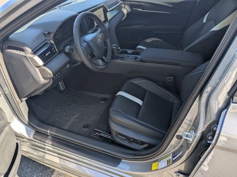Used 2025 Toyota Camry SE image 9
