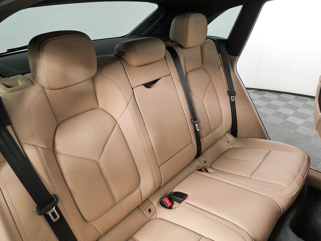 Certified 2026 Porsche Macan AWD/4WD image 22