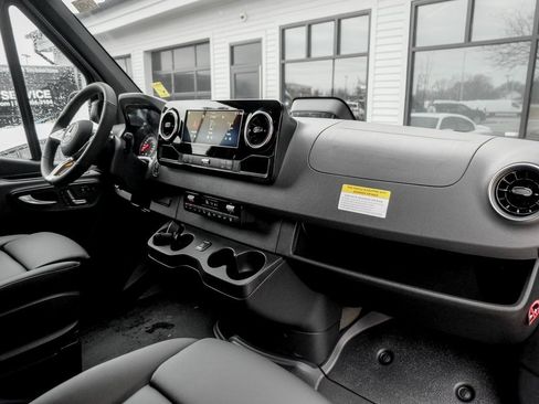 Used 2025 Mercedes-Benz Sprinter 2500 image 25