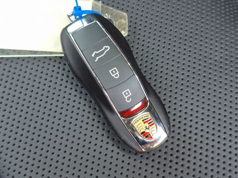Certified 2026 Porsche Macan AWD/4WD image 39