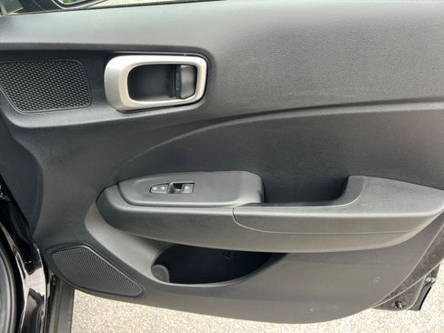 Certified 2022 Hyundai Venue SE FWD image 14
