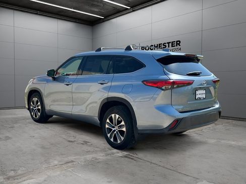 Used 2022 Toyota Highlander XLE AWD/4WD image 3