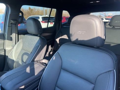 Used 2025 Buick Enclave Sport Touring image 14