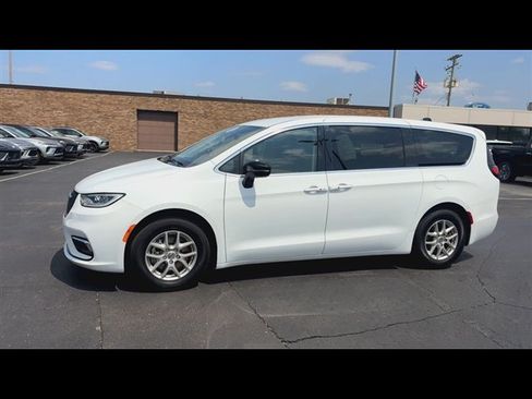 Used 2024 Chrysler Pacifica Touring-L FWD image 5