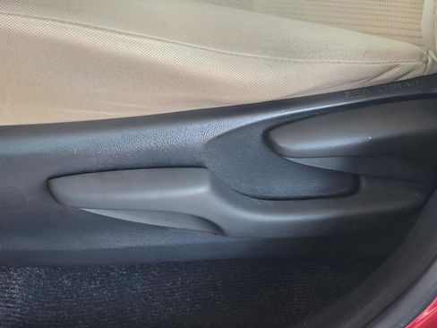 Used 2013 Toyota RAV4 LE FWD image 9