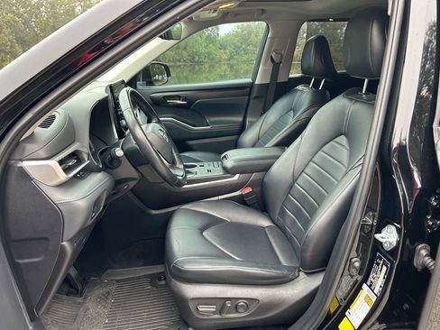 Used 2022 Toyota Highlander XLE image 14