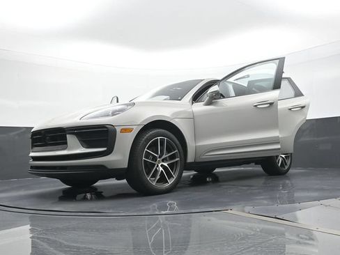 Certified 2024 Porsche Macan AWD/4WD image 31
