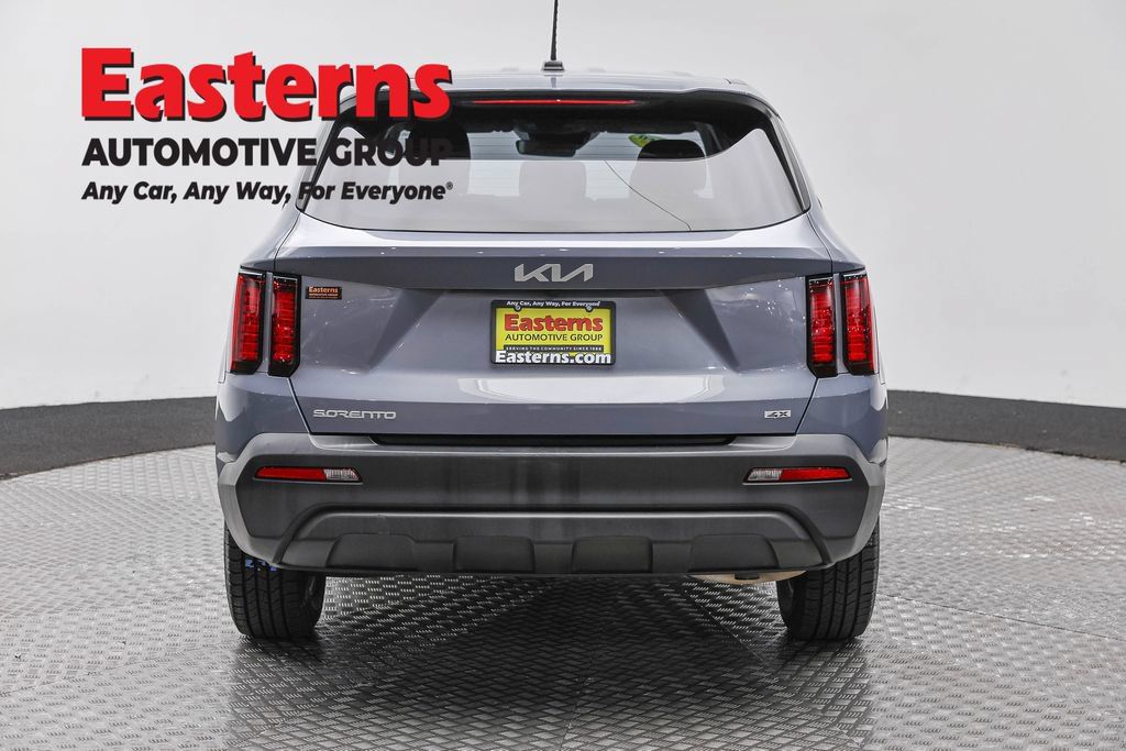 Used 2023 Kia Sorento LX AWD/4WD image 6