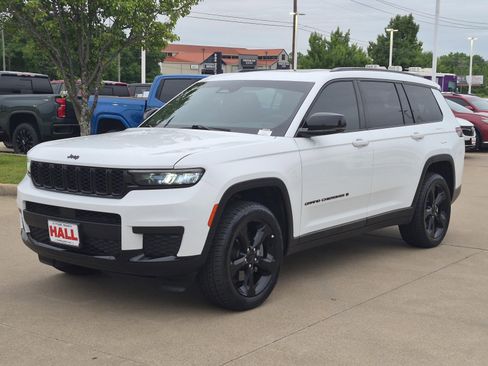 Used 2024 Jeep Grand Cherokee L Altitude image 3
