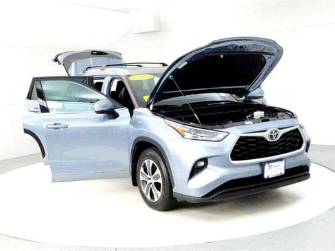 Certified 2022 Toyota Highlander XLE image 9