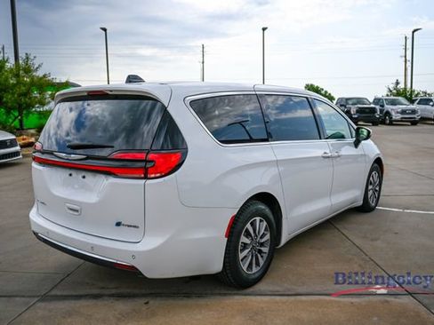 Used 2023 Chrysler Pacifica Touring-L FWD image 4