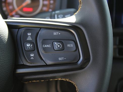 Used 2024 Jeep Gladiator Sport image 15