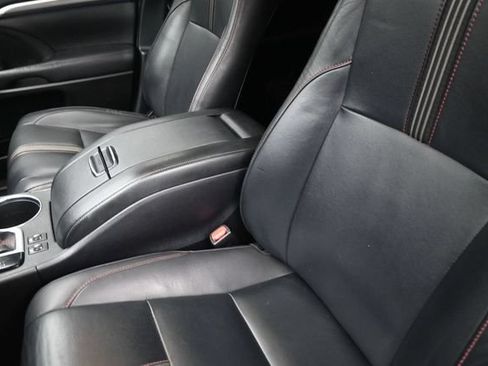 Used 2019 Toyota Highlander SE w/ Nightshade Edition FWD image 18