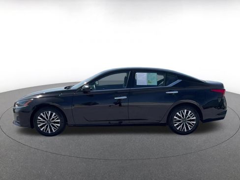 Used 2025 Nissan Altima 2.5 SV FWD image 8