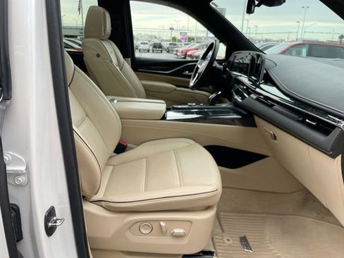 Used 2022 Cadillac Escalade Premium Luxury image 18