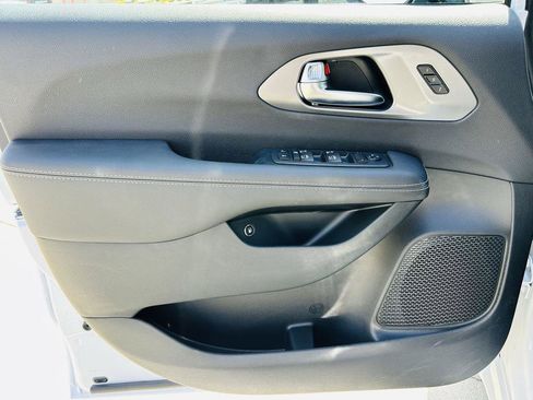New 2026 Chrysler Pacifica Select w/ Quick Order Package 2EV image 14