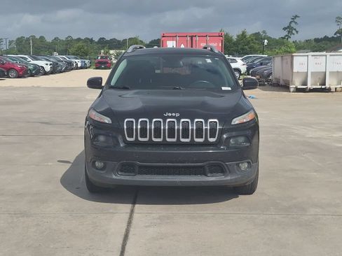 Used 2017 Jeep Cherokee Latitude w/ Safety/Convenience Group FWD image 4