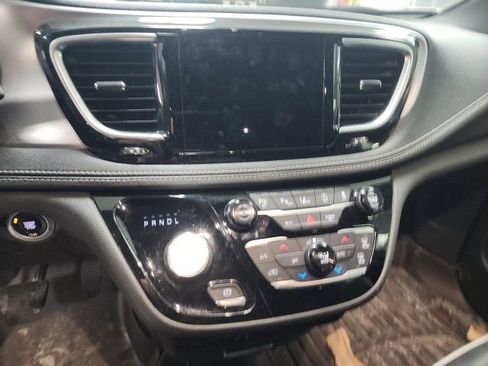 Used 2019 Chrysler Pacifica Limited image 9