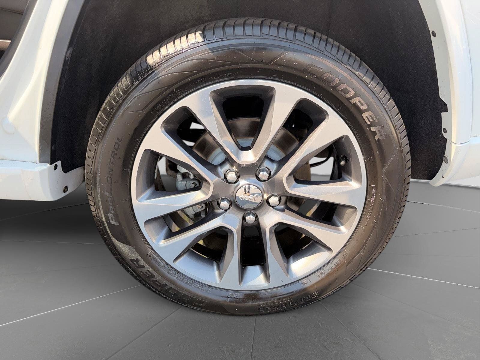 Used 2018 Jeep Grand Cherokee Overland w/ Trailer Tow Group IV RWD image 11