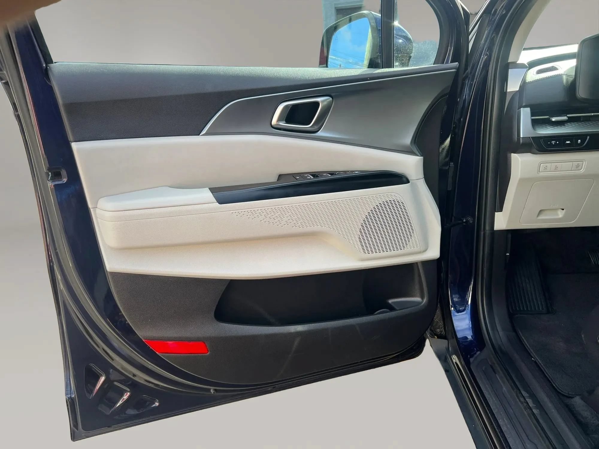 Used 2023 Kia Carnival LX FWD image 12