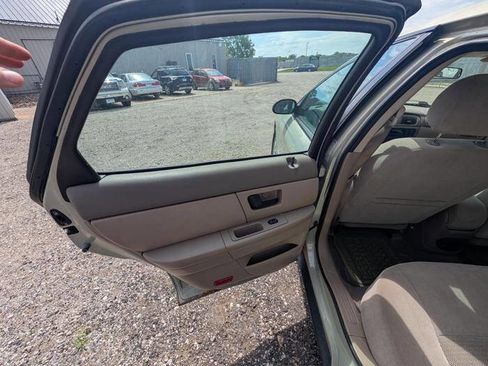 Used 2005 Ford Taurus SE FWD image 24
