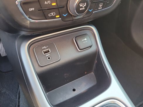 Used 2020 Jeep Compass Latitude FWD image 23