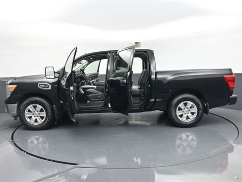 Used 2017 Nissan Titan SV image 45