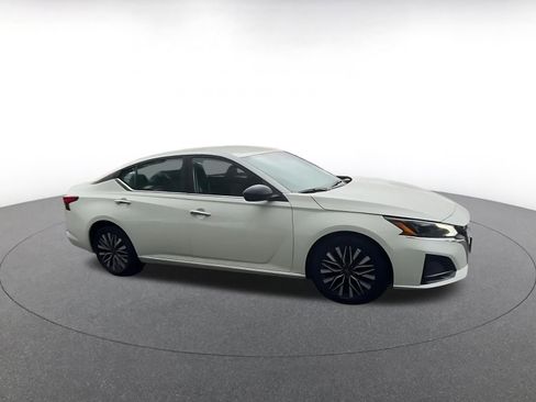 Used 2025 Nissan Altima 2.5 SV FWD image 2