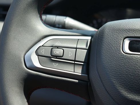 Used 2025 Jeep Compass Trailhawk AWD/4WD image 15