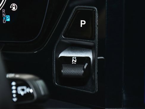 Used 2025 Porsche Macan 4 Electric image 32