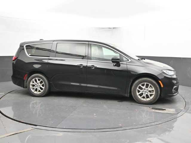 Used 2025 Chrysler Pacifica Select FWD image 4