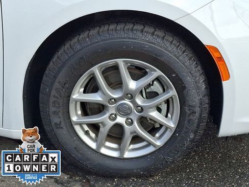 Used 2024 Chrysler Pacifica Touring-L image 8