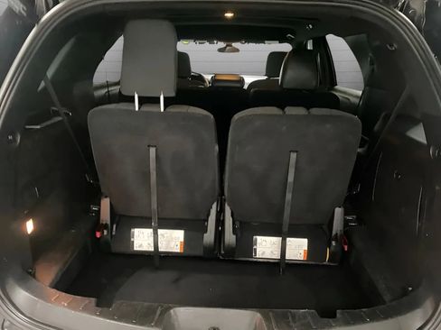 Used 2018 Ford Explorer XLT w/ Equipment Group 201A FWD image 12